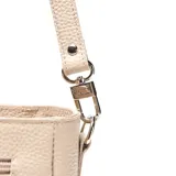 Bandolera XL Extra Large Selena de cuero color taupe, con diseño estructurado, doble asa superior y correa ajustable y desmontable. Cuenta con un bolsillo frontal con cierre y detalle de placa metálica con el logo de la marca.