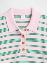 Buzo de punto tipo polo con diseño de rayas horizontales en azul marino y celeste. Presenta cuello camisero con cierre frontal de botones, mangas largas y puños ajustados.