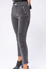 Pantalón de pana gris con tiro alto y pretina elastizada.