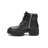 Bota tipo borceguí Caterpillar con plataforma, confeccionada en cuero liso con detalles en poliuretano. Presenta cierre con cordones, cuello acolchado y suela de goma dentada de alta tracción.