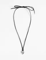 Collar con cordón negro ajustable y dije plateado con forma orgánica.