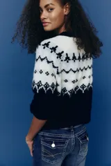 Jean de denim azul con leve stretch, corte ajustado de cintura a cadera y acampanado desde la rodilla al bajo. Modelo de tiro bajo con cierre y botón, bolsillos delanteros abiertos y bolsillos traseros con solapa y botón.