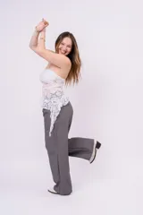 Top strapless de encaje blanco con diseño asimétrico en el ruedo.