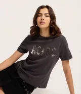 Remera de manga corta y cuello redondo, color gris oscuro, con estampado frontal del logo de la banda AC/DC con efecto metalizado o desgastado.