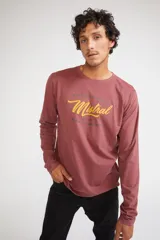 Remera de manga larga color bordó con cuello redondo y estampa frontal con el logo de la marca Mistral en color amarillo y texto en azul.