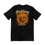 Remera negra de manga corta con estampado gráfico en la espalda que presenta el logo de la banda Sublime y un diseño de sol en tonos naranjas.