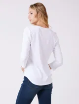 Remera de algodón blanca de manga tres cuartos y cuello redondo.