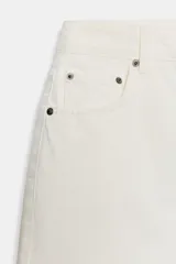 Bermuda de denim color blanco roto, tiro medio, con cinco bolsillos y bajo desflecado.