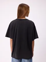 Remera de corte holgado con efecto lavado, cuello redondo y mangas cortas. Presenta el logo de la marca bordado en el frente con un diseño tipográfico.