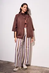 Cárdigan marrón de tejido de punto con cuello alto, manga 3/4 y cierre frontal con botones.