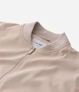 Campera negra de poliéster con cuello mediano, cierre por cremallera, manga larga con ajustes y bolsillos. Cuenta con tecnología repelente al agua.