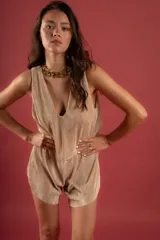 Short negro de cuero sintético con terminación curva.