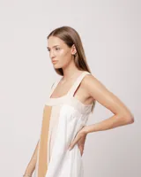 Vestido largo de lino color blanco, gris y amarillo, con breteles anchos, escote recto, elástico en la espalda y tajos laterales.