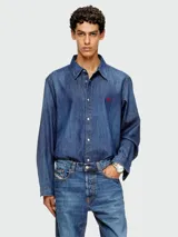 Camisa de jean azul de manga larga con logo rojo bordado en el pecho.