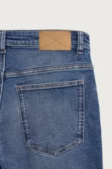 Jeans skinny cropped fit de corte ajustado y tiro medio, con diseño de cinco bolsillos y efecto lavado.