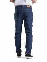 Jean de corte regular fit con diseño de cinco bolsillos, cierre frontal con botón y cremallera, en color negro con efecto lavado.