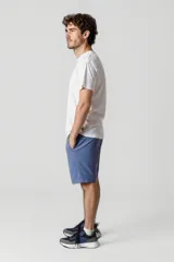 Short deportivo color azul, de corte estándar, con bolsillos laterales.