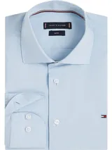 Camisa celeste de manga larga Tommy Hilfiger, corte clásico, cuello inglés y logo bordado en el pecho.