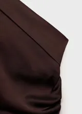 Vestido midi de satén color marrón chocolate, con diseño asimétrico de un solo hombro y detalle de fruncido lateral. Presenta un corte entallado y una abertura lateral en la falda.