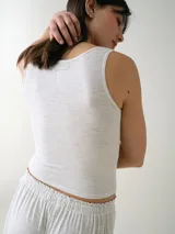 Musculosa de rib con escote redondo, corte entallado y diseño corto.