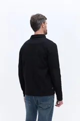 Remera polo de manga larga color bordó, confeccionada en algodón. Presenta cuello clásico con cierre de botones y detalle de logo bordado en el pecho.