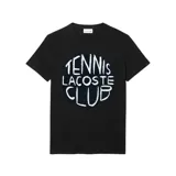 Remera de manga corta Lacoste, color negro, con cuello redondo y estampa frontal con texto en blanco estilo dibujo a mano.