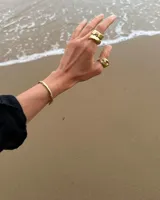 Anillo plateado de bronce, alpaca y plata 925, con forma irregular y textura rústica.