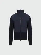 Cárdigan Moncler Grenoble con frente acolchado en tejido técnico y mangas y espalda en tejido de punto de algodón. Presenta cuello alto con cierre de botón a presión, cierre frontal con cremallera bidireccional y bolsillos laterales con cremallera.