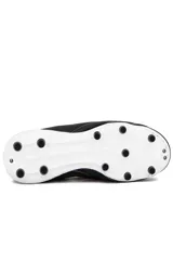Championes de fútbol Lotto modelo Genova MD para hombre, color azul con detalles en blanco, diseñados con tapones para césped natural y logo de la marca en el lateral.
