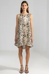 Vestido corto de lino con estampado combinando motivos de leopardo y cebra, sin mangas, con escote redondo y silueta fluida.