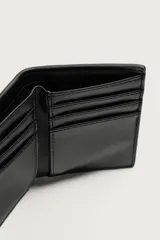 Cartera vertical de cuero sintético negro, con diseño minimalista, un compartimento para billetes y seis ranuras para tarjetas.