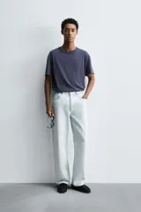 Jeans de hombre straight fit, color celeste claro con efecto lavado. Confeccionados en denim de algodón, cuentan con cinco bolsillos y cierre frontal con botones. Pertenecen a la colección especial Origins.