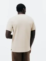 Camiseta azul con cuello henley y tapeta de tres botones.