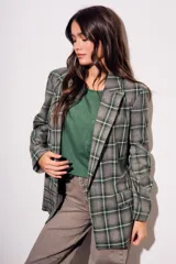 Blazer de corte recto con estampado de cuadros en tonos verdes y grises. Presenta solapas clásicas, cierre frontal y bolsillos laterales.