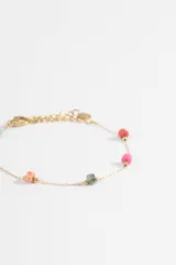 Pulsera de cadena fina dorada de acero con abalorios de piedras naturales de colores distribuidos a lo largo del diseño.