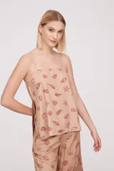 Blusa de viscosa con breteles finos, diseño holgado y estampado de caracoles y estrellas de mar en color terracota sobre fondo beige.