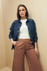 Pantalón capri negro acampanado de algodón con inspiración cargo, corte amplio y bolsillos laterales.