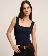 Blusa básica sin mangas marca Cortelle, confeccionada en poliamida, con escote cuadrado y tirantes medianos.