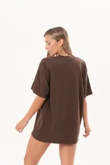 Remerón de algodón color marrón, de corte oversize y largo extendido, con estampa frontal temática de velero y mar.