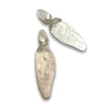 Par de aros colgantes con forma de lágrima alargada, con diseño marmolado en tonos plateados y blancos.