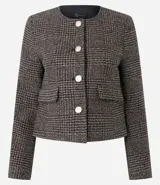 Casaqueto femenino de corte recto y largo corto, confeccionado en tejido estructurado con textura chevron. Presenta escote redondeado sin cuello, manga larga, cierre frontal con botones visibles y bolsillos decorativos con solapa.