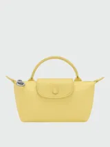 Cartera pouch tipo clutch de color bordó, con diseño minimalista, asa superior corta y cierre con solapa y broche a presión.