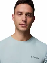 Remera de cuello redondo Columbia para hombre, confeccionada con tecnología Omni-Freeze ZERO de enfriamiento activado por transpiración y tejido Omni-WICK que absorbe la humedad. Presenta paneles laterales técnicos y logo de la marca estampado en el pecho.
