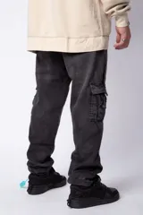 Pantalón cargo de jean con lavado ácido en tono gris, corte holgado, bolsillos laterales tipo cargo y bolsillos frontales tipo parche.