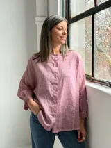 Camisa de lino color rosado, con cuello mao, mangas 3/4 y cierre frontal con botones nacarados.