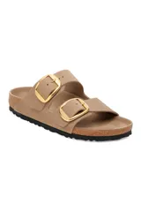 Sandalias Birkenstock modelo Arizona con dos tiras anchas ajustables, hebillas grandes doradas, plantilla anatómica de corcho y suela de goma negra.