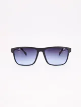 Lentes de sol negros con lentes degradadas de negro a azul.