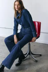 Jeans de tiro medio con corte recto, confeccionados en tejido de algodón. Presentan cintura con trabillas, cierre frontal con cremallera y botón, y diseño de cinco bolsillos.