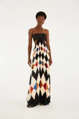 Vestido largo plisado con estampado geométrico de rombos en tonos negro, blanco, azul, rojo y naranja. Cuenta con escote halter con finos tirantes, diseño strapless con fruncido en el centro del busto y aberturas laterales en la cintura.