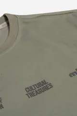Remera de algodón con trama visible, color bordó, de corte regular y estructura firme. Presenta estampa frontal en relieve con texto.